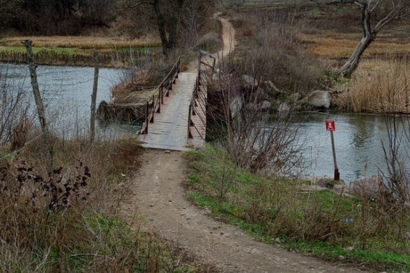 Мост через реку, ведущую в неподконтрольную никому «серую зону»