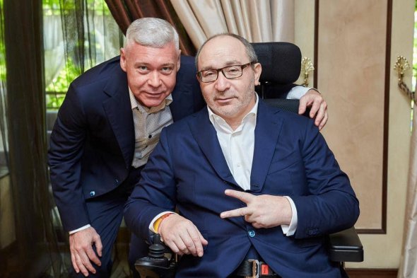 Игорь Терехов (слева) заменил в должности мэра Харькова ныне покойного Геннадия Кернеса