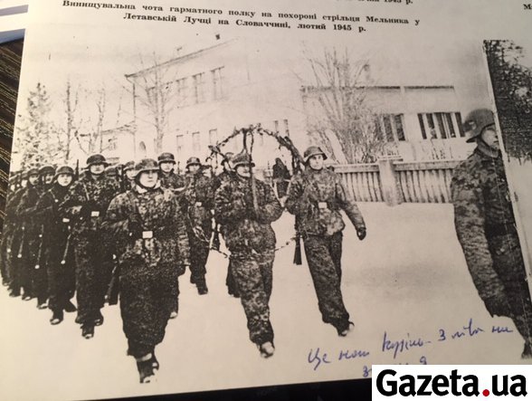 Истребительная чота пушечного полка дивизии на похоронах стрельца Мельника в Летавской Лучке в Словакии, февраль 1945 г. Роман Вавров - первый слева в 3-ем ряду