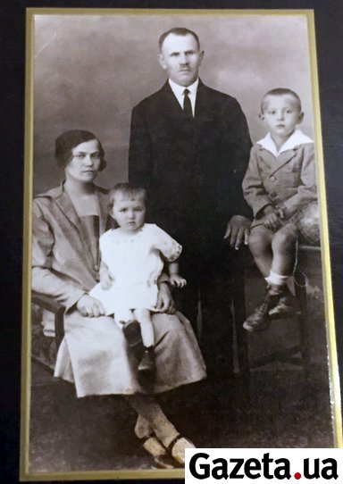 Іван Ваврів з дружиною Софією, сином Романом і дочкою Іванною. Фото: кінець 1920-их років