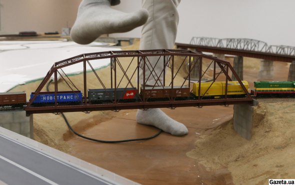 На макете представлена ширококолейная и узкоколейная железная дорога и вокзалы украинских городов