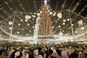 Головну ялинку країни 19 грудня засвітили на Софійській площі в Києві. Вона заввишки 31 метр, накрита великим куполом із 10-кілометрової гірлянди. Композицію оформили як традиційний вертеп. Навколо ялинки стоять фігури Ісуса, Божої Матері, святого Йосипа, пастухів, царів, янголів і колядників