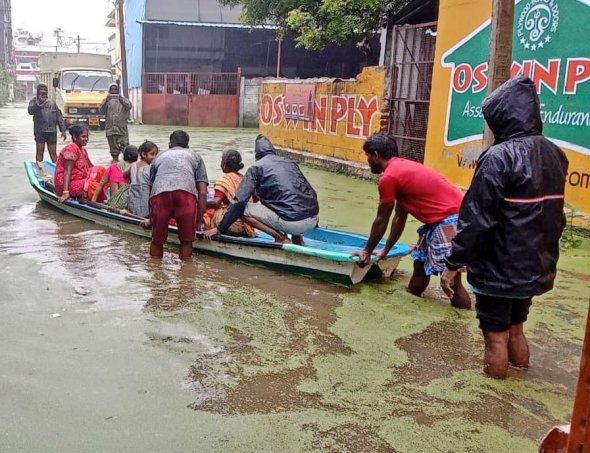 Людей спасают от наводнения в индийском штате Ченнаи