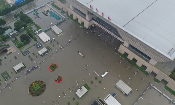 Пасажири через паводки застрягли на залізничному вокзалі китайського міста Чженчжоу у Хенані, 20 липня 