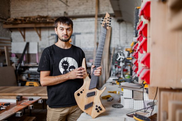 Богдан Тодчук изготавливает музыкальные инструменты из старой мебели