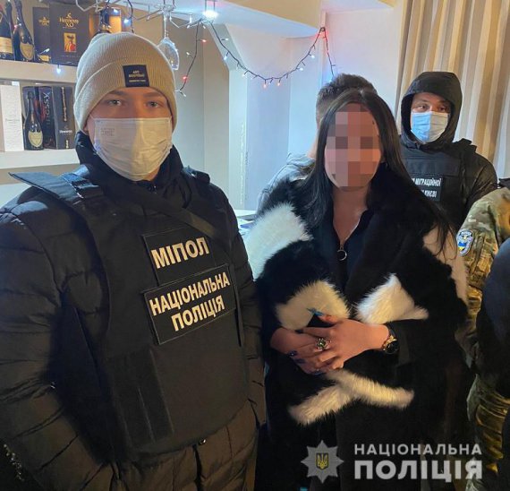 В Киеве девушки искали состоятельных мужчин и выманивали деньги на свиданиях с помощью еды