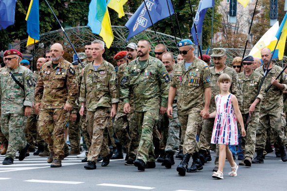Ветерани російсько-української війни крокують столичним Хрещатиком під час Маршу захисників, 24 серпня 2021 року. Хода відбулася втретє як альтернатива офіційним заходам до Дня Незалежності
