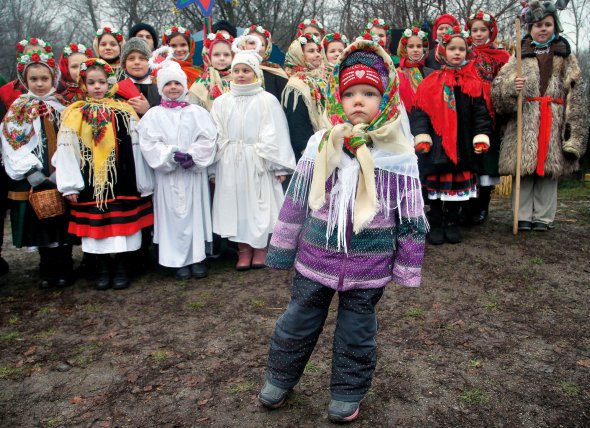 Діти колядують під час акції ”Різдво просто неба” в Національному музеї народної архітектури та побуту в Києві, 7 січня 2021 року