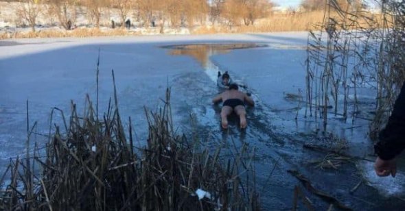 В Кропивницком врач спас школьницу из-под льда. 