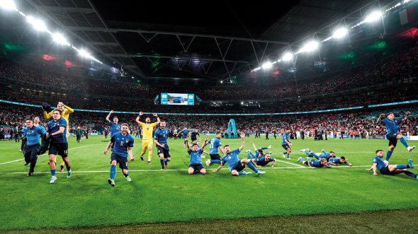 Футболісти збірної Італії святкують перемогу у фінальному матчі Євро-2020/21. Обіграли Англію в серії пенальті. Лондон, Англія, 11 липня 2021 року