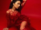 Співачка й героїня другого сезону "Холостячки" Злата Огнєвіч повигиналася на підлозі в червоній сукні з широким ременем на талії
