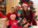 Телеведущий Григорий Решетник с женой Кристиной и детьми тоже украсили праздничную елку