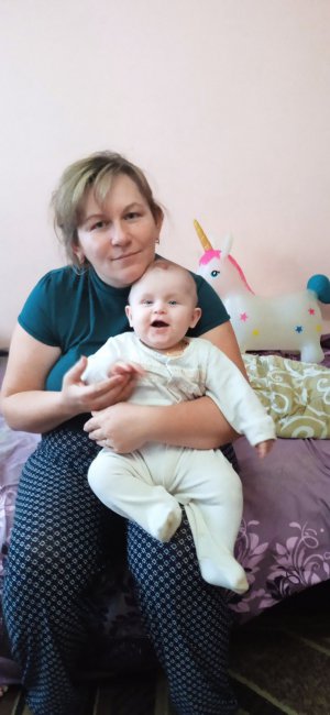 7-місячна Ніколь Кошик зі Сміли на Черкащині має вроджену двобічну сенсорну глухоту 4 групи. Потребує протезування надпотужними слуховими апаратами.  Їх вартість становить 89 тис. грн.