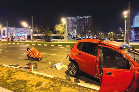 Водій Chevrolet після зіткнення з позашляховиком Infiniti загинув. Машину розірвало на частини. Підліток, що скоїв зіткнення, не має водійських прав