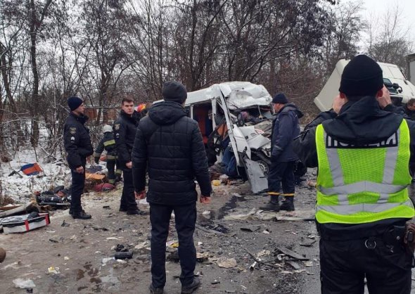 Под Черниговом столкнулись маршрутка и грузовик. 13 погибших, еще семь человек в больнице
