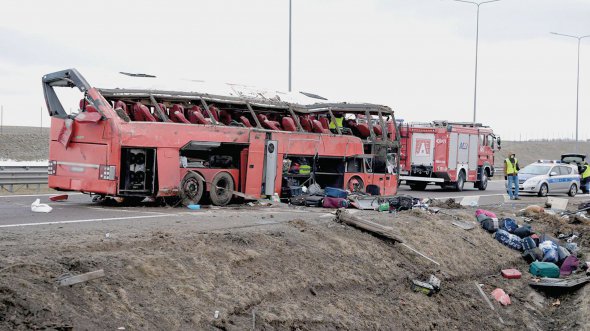 6 марта вытащили из кювета и поставили на колеса украинский  автобус,   следовавшим из польской Познани. Перевернулся накануне ночью. Самостоятельно  выбраться смогли четверо из 55 пассажиров. Пятеро погибли