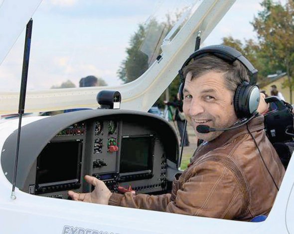 Игорь Табанюк 40 лет работал в авиации. Регулярно летал и учил начинающих пилотов. Его похоронили рядом с сыном, который тоже разбился во время полета 2013-го