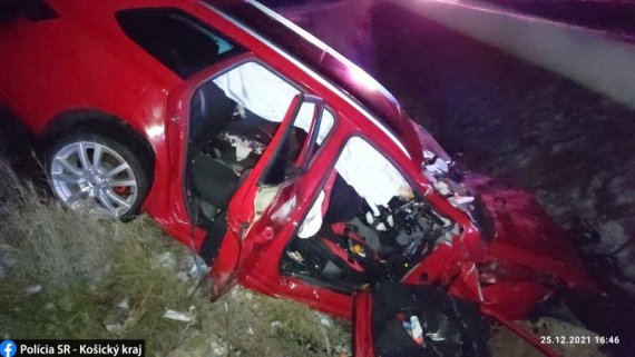 У Словаччині в смертельній ДТП розбилися українці.     42-річна водійка та її 20-річний пасажир загинули.  Ще один пасажир травмувався