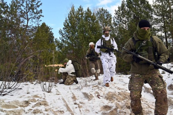 Силы территориальной обороны, резерв Вооруженных сил Украины, участвуют в военных учениях под Киевом 25 декабря