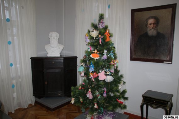 Ялинку у центральній виставковій залі музею Володимира Короленка прикрашають репліками старовинних різдвяних іграшок