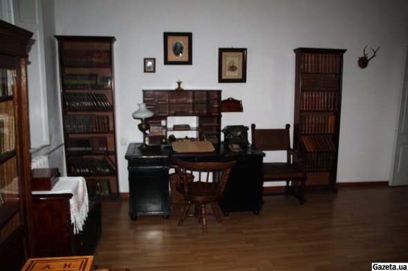 Письмовий стіл, який належав Володимиру Короленку, в інтер'єрі робочої кімнати письменника 
