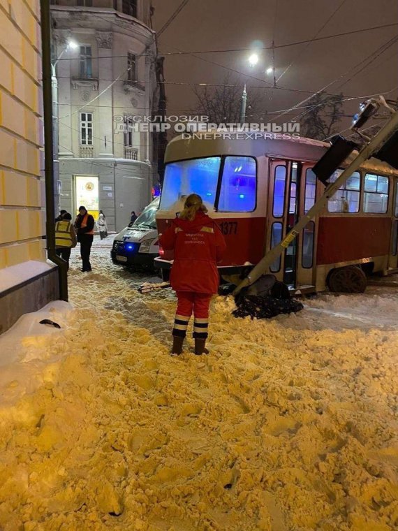 Днепре трамвай сошел с рельсов и сбил женщину