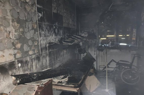 Під час пожежі у палаті реанімаційного відділення у Косівській центральній районній лікарні на Прикарпатті загинули троє пацієнтів. Ще одна людина померла від коронавірусної хвороби. Троє  медиків -  постраждали