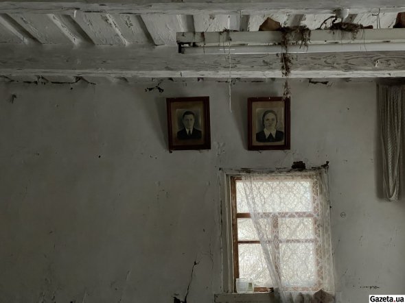 После аварии на ЧАЭС жители Борутино уезжали из села. Собирались так быстро, что оставляли в комнатах даже портреты близких родственников. Фотографии все еще висят на стенах в некоторых домах