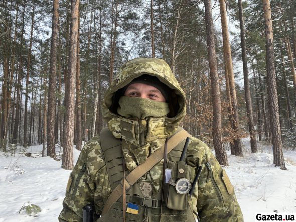 Пограничник Ярослав патрулирует возле КПП "Выступовичи" по 12 часов. Работает в полном снаряжении - в бронежилете, с рацией. За спиной – автомат