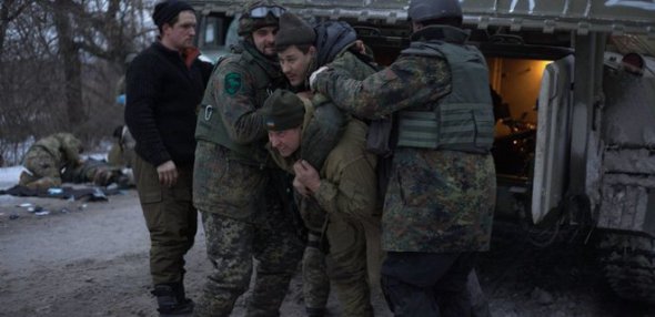 Юрий Галушкин выносит на себе раненого бойца в 2015 году. Фото: Facebook/Алексей Мочанов 