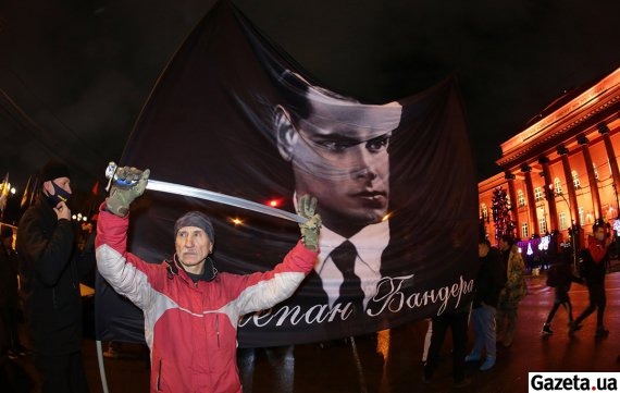 В Киеве прошло факельное шествие в честь Степана Бандеры. Участие в нем приняли сотни людей