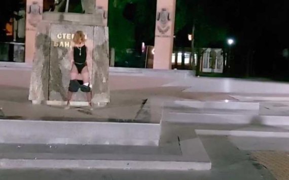 Киянка помочилася під пам'ятником Бандери