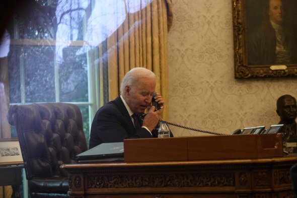  Президент США Джо Байден сказав Володимиру Зеленському під час недільної телефонної розмови, що Америка та наші союзники «дадуть рішучу відповідь, якщо Росія надалі вторгнеться в Україну» 