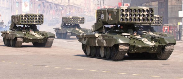 Артилерія ТОС-1 на танках Т-72 на параді з нагоди 9 травня в Москві 2010 року