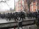 В Алмати протестувальники стріляють  у військових
