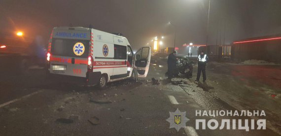 На Харківщині  Skoda Octavia  виїхала на    смугу зустрічного руху й влетіла в "швидку". Водій легковика загинув