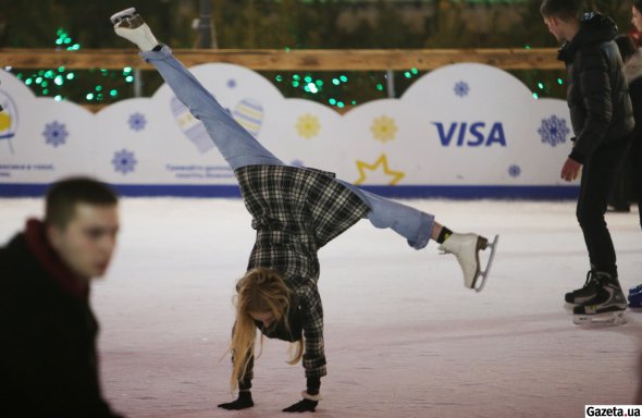 Люди с опытом катания на коньках – способны выполнять настоящие пируэты прямо посреди крупнейшей ледовой арены в Украине