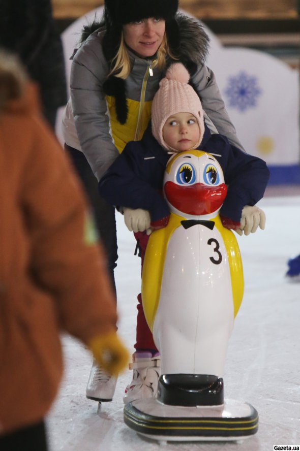 На каток киевляне и гости города приходят целыми семьями. Дети могут кататься опираясь на специальные подставки в виде миньонов, пингвинов и т.п.