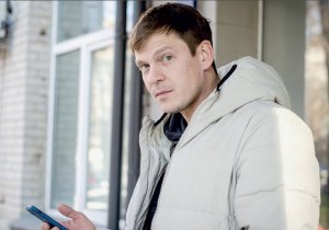 Андрій Ісаєнко в школі грав у КВК, займався вільною боротьбою, баскетболом і волейболом. Зараз він — актор столичного Театру на лівому березі