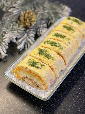 Мімозу готують з консервованого тунця.  Салат загортають у харчову плівку, щоб краще  трималася форма рулету