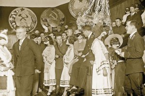 Люди веселяться на новорічному балі-маскараді в Будинку Червоної армії в Харкові, 1937 рік. У радянські часи обов’язковими атрибутами Нового року стали ялинка та Дід Мороз