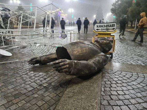 В Талдыкоргане Алматинской области Казахстана снесли памятник первому президенту Нурсултану Назарбаеву