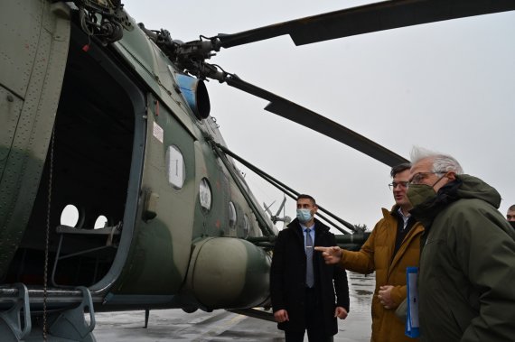 Высокий представитель Евросоюза Жозеп Боррель впервые посетил линию столкновения на Донбассе