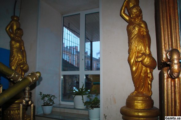 Між поверхами вихід на терасу прикрасили двома жіночими статуями