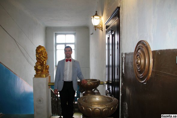 Риэлтор Александр Дмитренко занимается квартирой-отелем, у двери в которую установлен позолоченный лев и бетонные вазоны