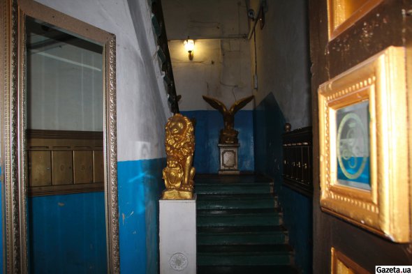 Гостей встречает золотой лев и орлы, а большое зеркало в массивной раме маскирует дверь в кладовку