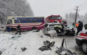Во Львовской области столкнулись рейсовый автобус и легковое авто. Фото: facebook.com/mvs.gov.ua