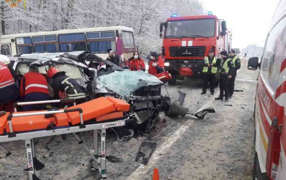 В ДТП попали рейсовый автобус и автомобили, есть пострадавшие. Фото: dsns.gov.ua