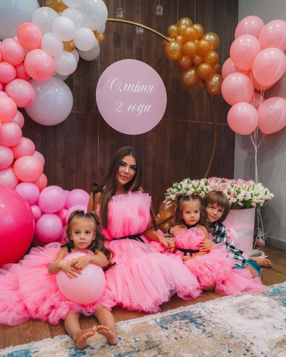 Блогера Софию Стужук назвали "матерью-кукушкой". Звезда Instagram воспитывает троих детей: Лолиту (слева), Оливию и Дмитрия
