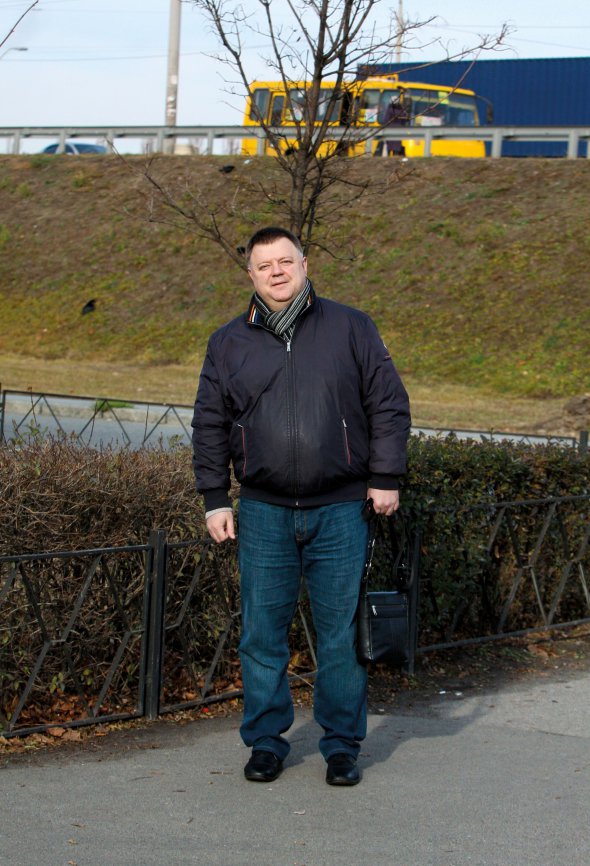 В’ячеслав ЧЕРКАШИН, 47 років, економіст. Народився 9 травня 1974-го в Севастополі. Закінчив Київський національний економічний університет. 18 років працював у фіскальних органах, із них три з половиною роки – директором департаменту податкової та митної політики Міністерства фінансів. Був експертом Ради національної безпеки і оборони, радником віцепрем’єра Сергія Тігіпка, консультантом керівника податкового комітету Верховної Ради Ніни Южаніної. Після Революції гідності став членом коаліції громадських організацій ”Реанімаційний пакет реформ”. Останні роки – старший аналітик із податкових питань Інституту соціально-економічної трансформації. У шлюбі. Має 10-річну доньку та 3-річного сина. Своїм хобі називає написання законів і радикальні реформи Живе в Києві
